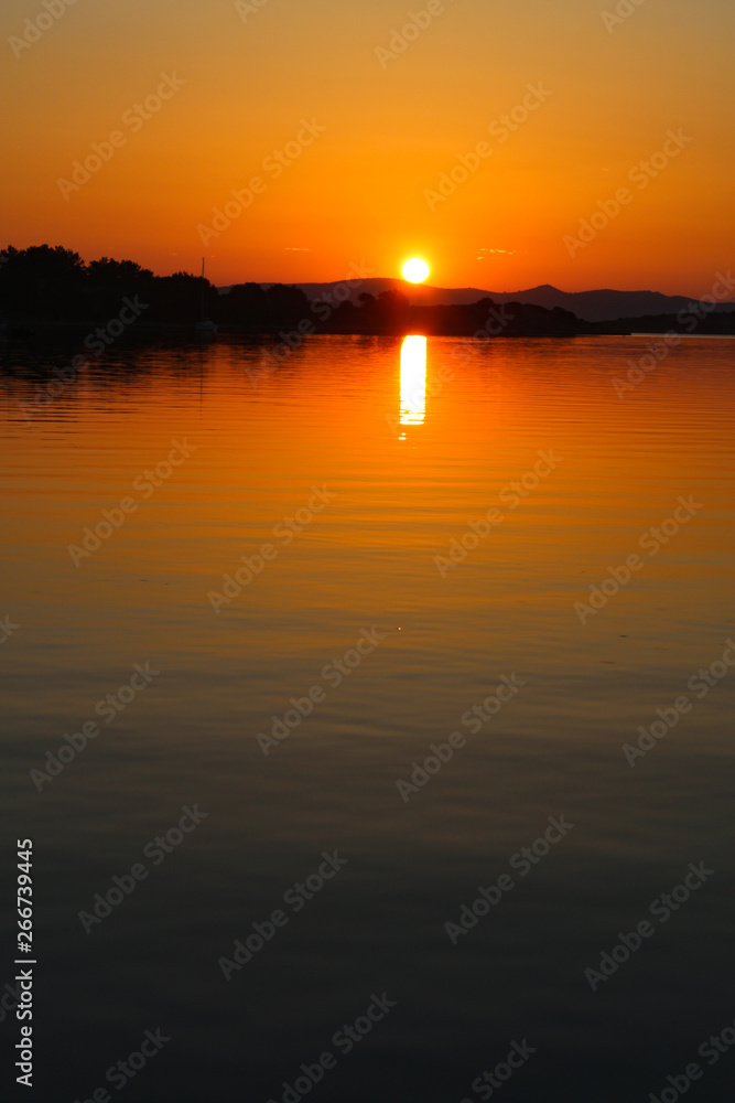 Sonnenaufgang auf der Insel Zut in Kroatien