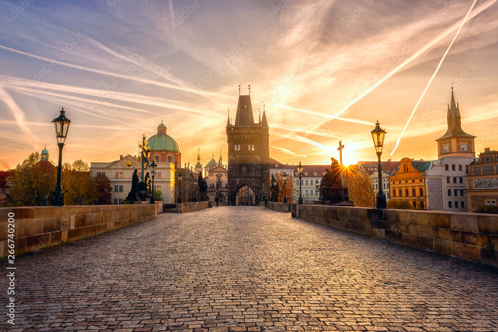 Obraz na płótnie Charles bridge (Karluv most) at sunrise, scenic view of the Old town with yellow