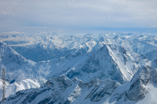 Verschneite Berggipfel um die Zugspitze mit bluen Himmel und Wolken
