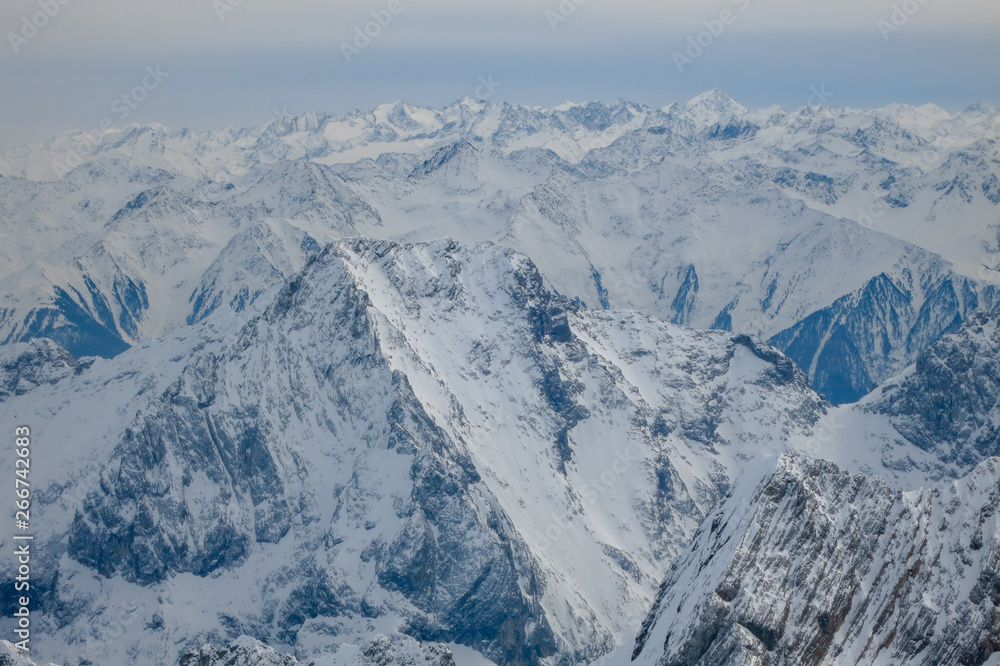 Verschneite Berggipfel um die Zugspitze mit bluen Himmel und Wolken Verschneite Berggipfel um die Zugspitze mit bluen Himmel und Wolken
