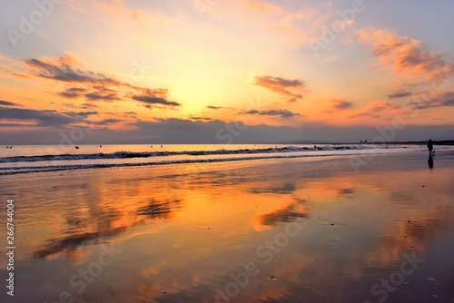 夕焼けに染まる鵠沼海岸の景色 © masyok