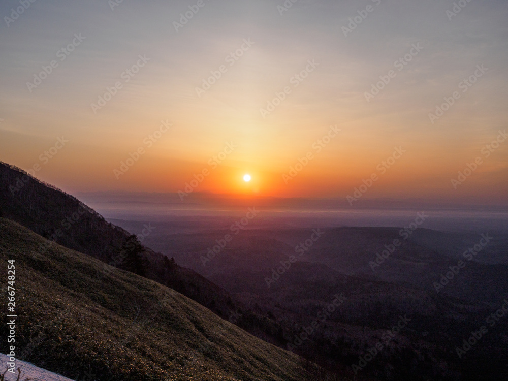 Obraz premium 日の出 夜明け 山 登山 ご来光