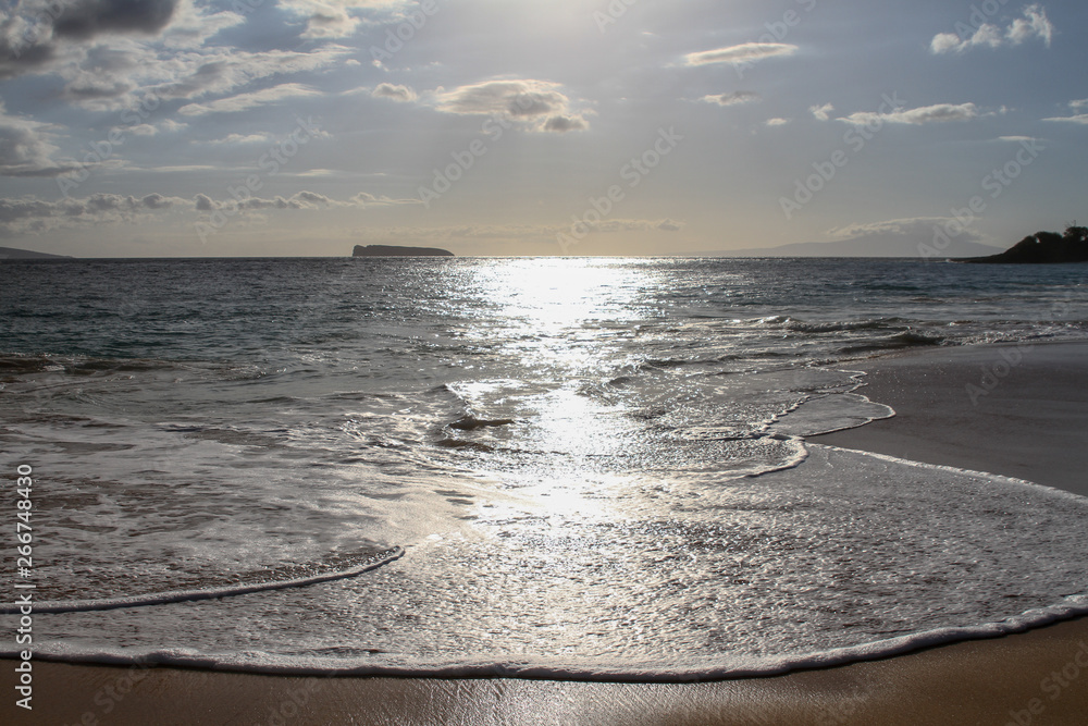 Wellen brechen am Strand von Big Beach Hawaii mit Sonne