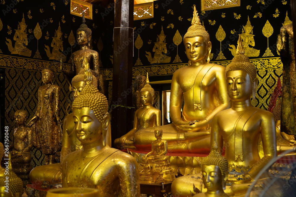 Obraz premium Golden buddish state in the art style at watbangpleeyainai temple ,Samutprakan ,Thailand
