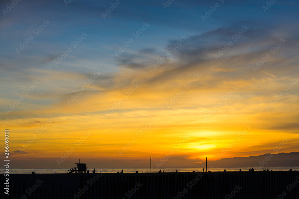 Fototapeta premium Twilight sunset on the beach at Santa Monica, USA