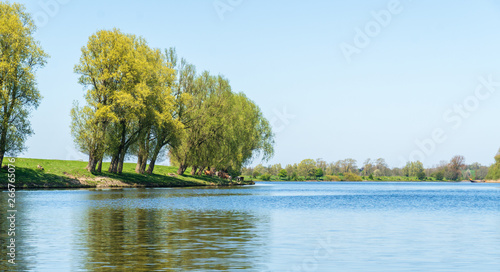 Fotografija Flussufer vom Wasser aus