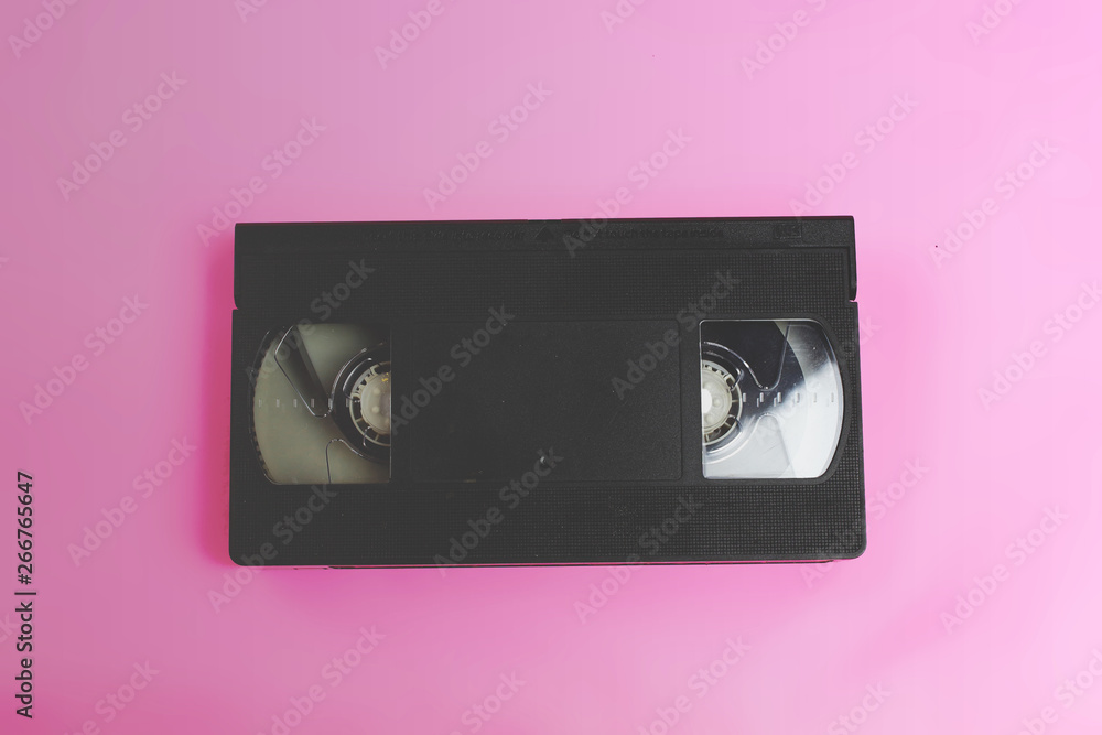 Obraz premium video vhs retro vintage cassette tape 70s, 80s, 90s style on pink background