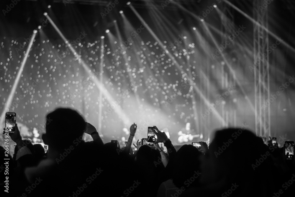 Obraz premium hands to the skies of people dancing and having fun at the live music concert