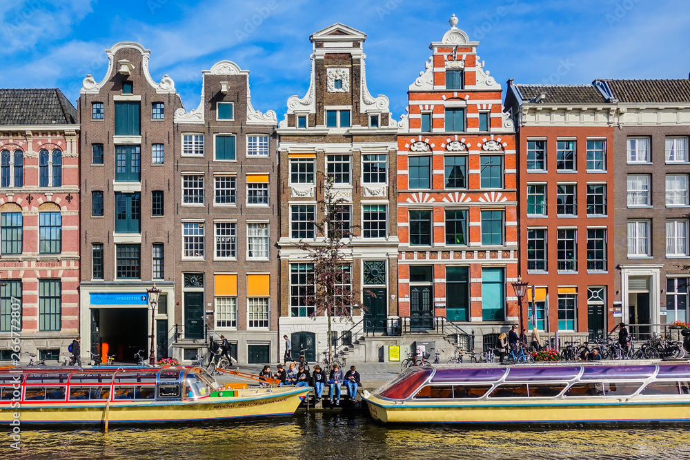Architettura delle case sui canali di Amsterdam in Olanda