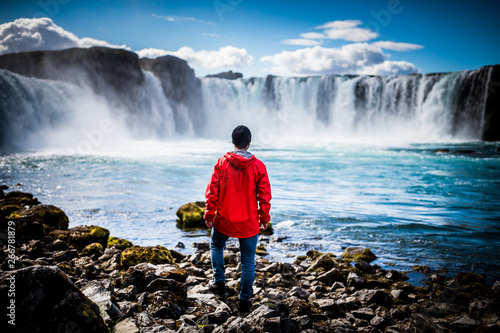 Esploratore con Cascata Goðafoss