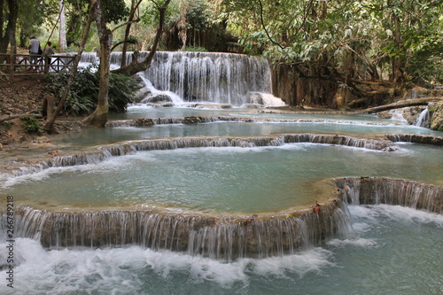 wundersch  ne Sinterterrassen vom Kuang Si Wasserfall in Laos