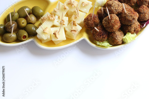 Finger food, antipasto con formaggio, polpettine e olive isolate su sfondo bianco photo