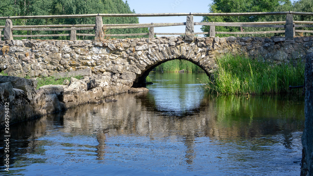 Fototapeta premium Alte Steinbrücke über Fluss 