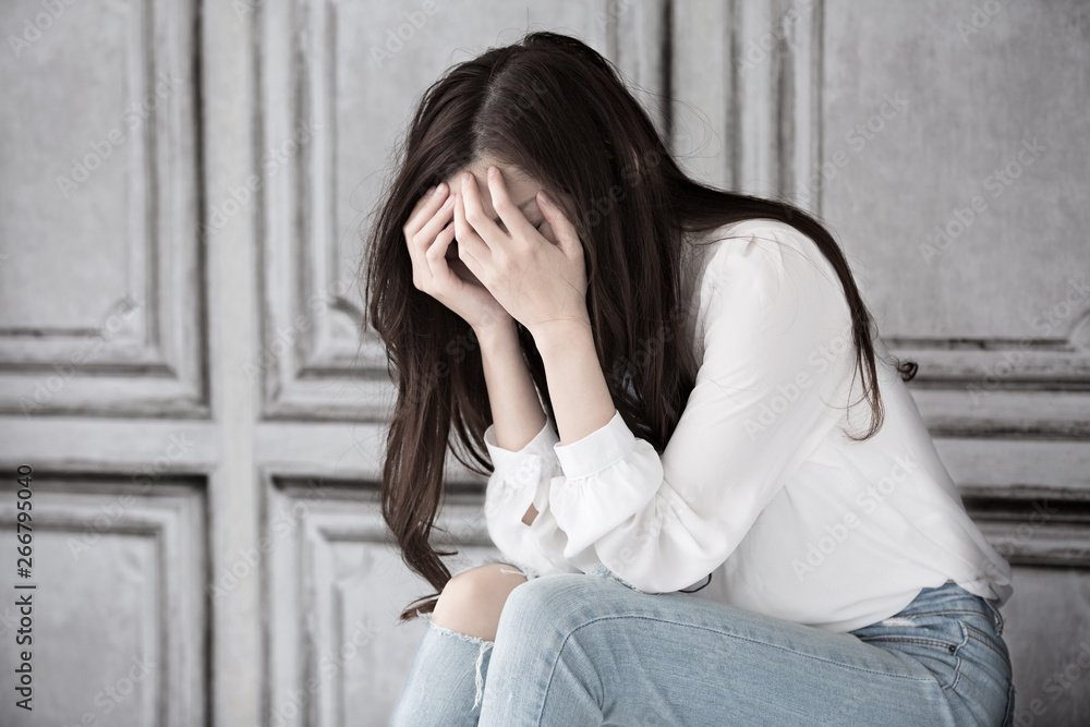 顔を覆う女性 顔を覆う女性