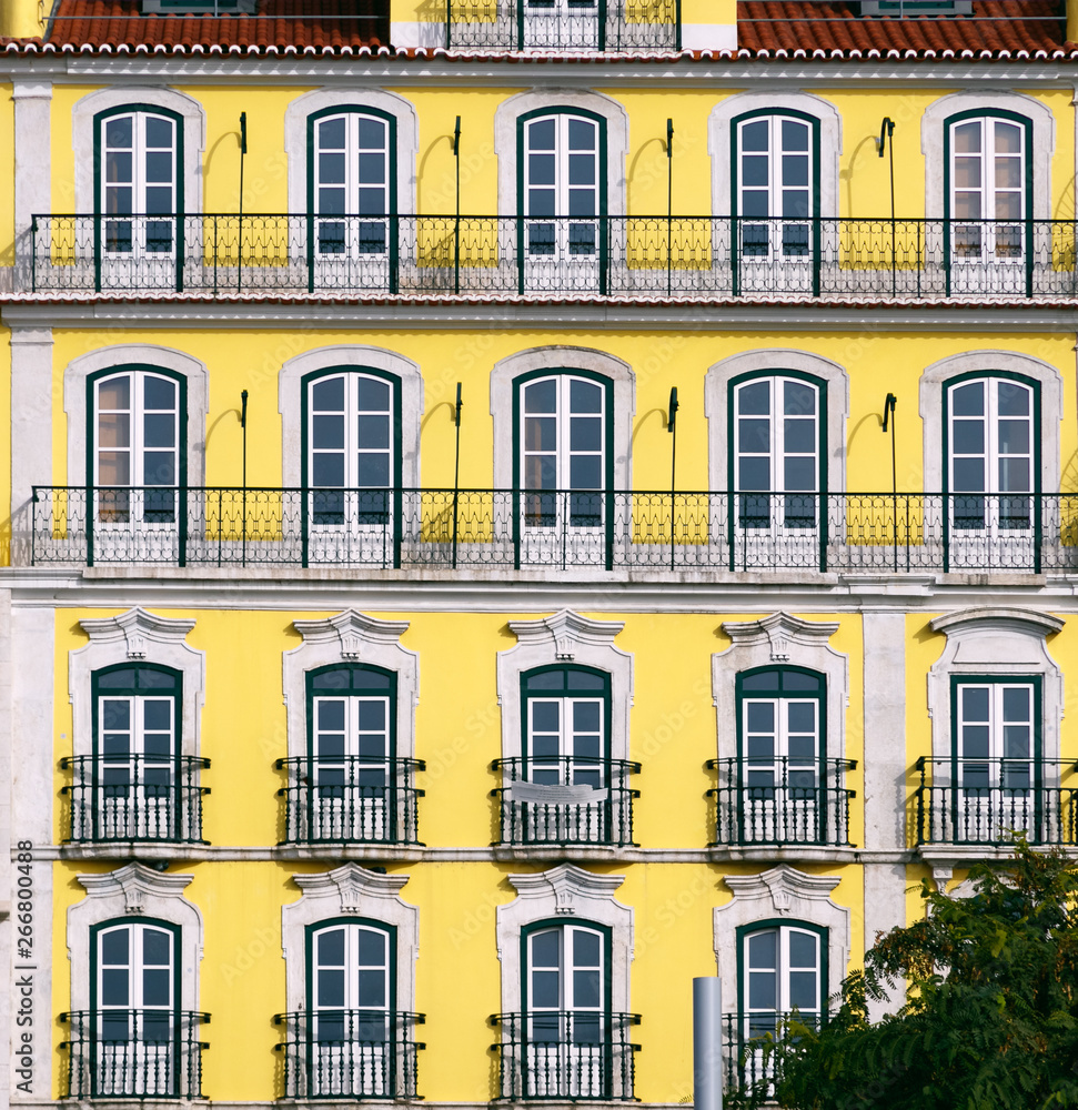 Obraz premium sunny old facades of lisbon