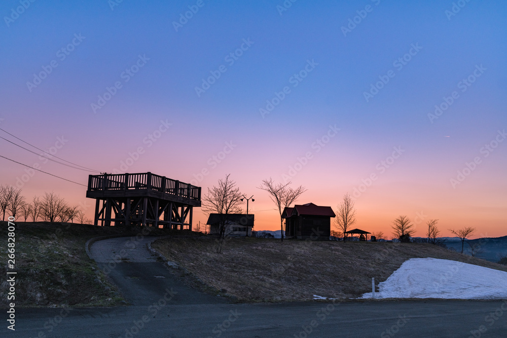 黄昏時の高原の牧場