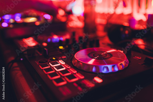 Foto DJ turntable console mixer controlling with two hand in concert nightclub stage