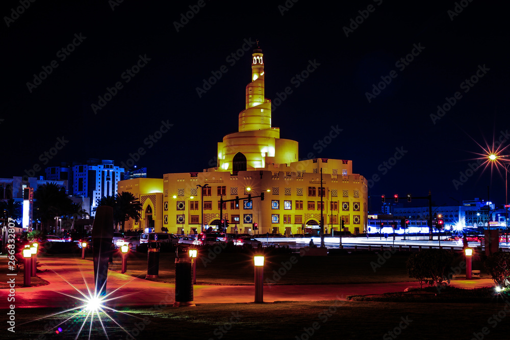 Fototapeta premium spiral mosque in doha - qatar