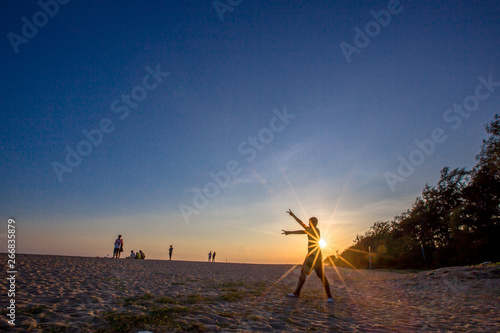 Rayong-Hat LaemCharoen:May 6, 2019,the evening atmosphere on the beach,with tourists coming to see the scenery,stop eating and watch the scenery of the Pak Nam 1Tambon community,Mueang Rayong,Thailand