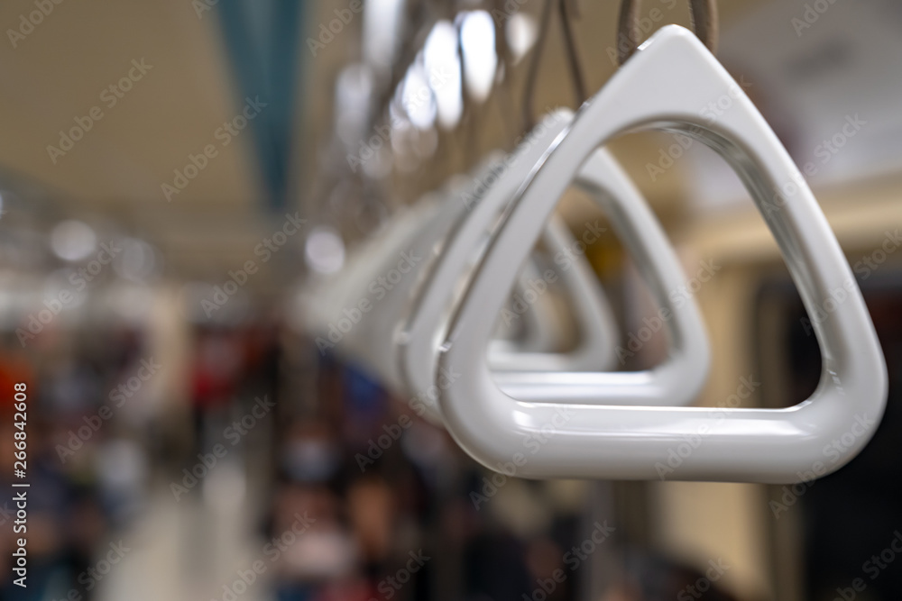 Hold on to the handrail in the train. Hold on to the handrail in the train.