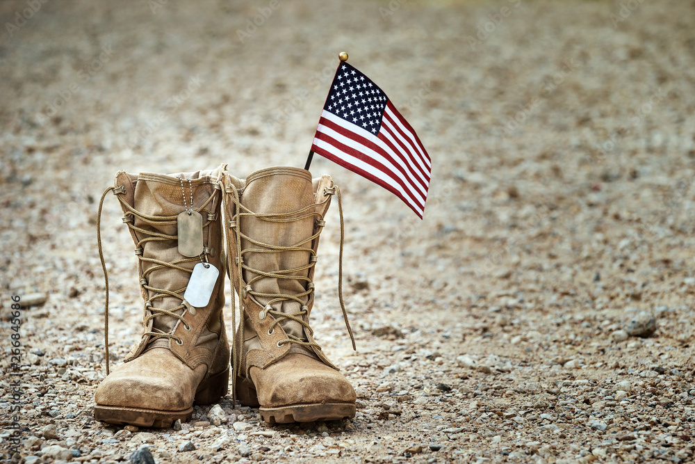 Old military combat boots with dog tags and a small American flag. Rocky  gravel background with copy space. Memorial Day, Veterans day, sacrifice  concept. Stock-foto | Adobe Stock