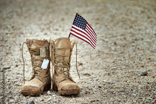 Old military combat boots with dog tags and a small American flag Fototapet