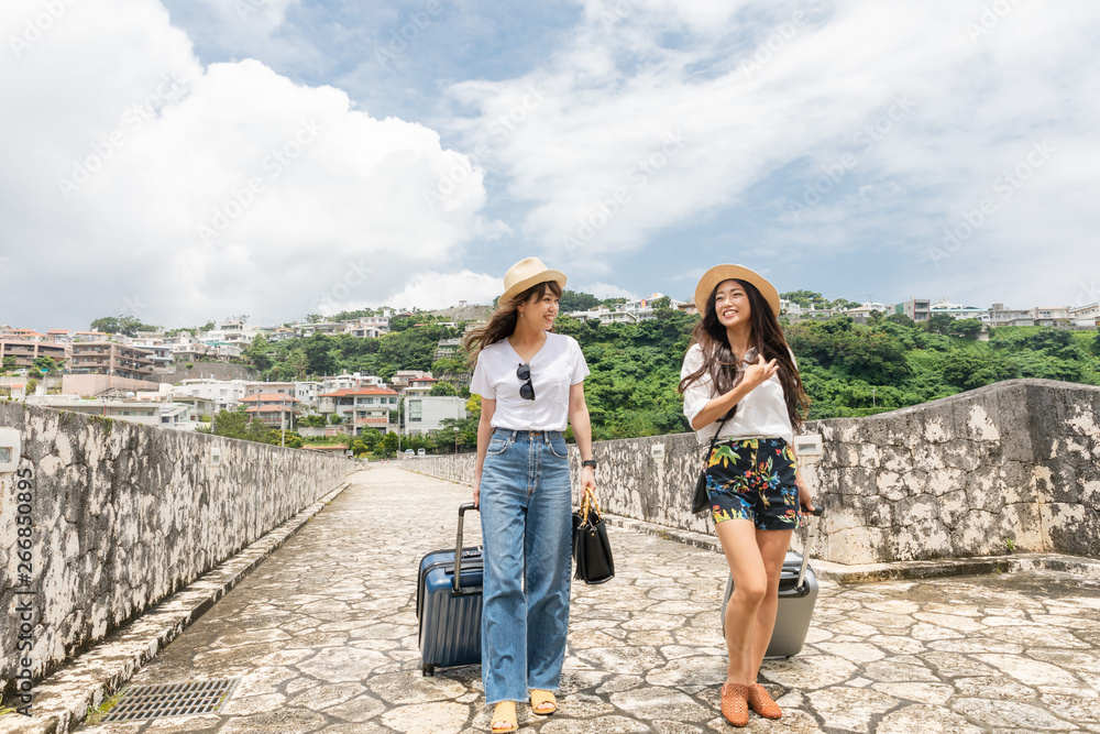 沖縄旅行をする二人の若い女性 沖縄旅行をする二人の若い女性