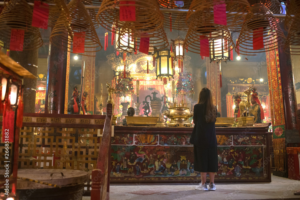Praying woman in Man Mo Temple, Hong Kong　香港の文武廟 祈る女性