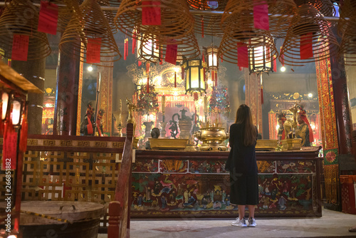 Praying woman in Man Mo Temple, Hong Kong　香港の文武廟 祈る女性 © wooooooojpn