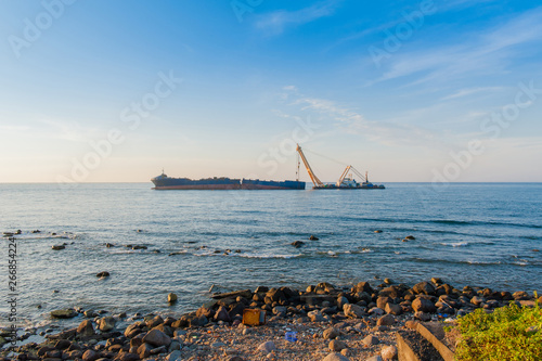 Tableau sur toile The cargo ship stranded in the open sea caused oil spills on the coast
