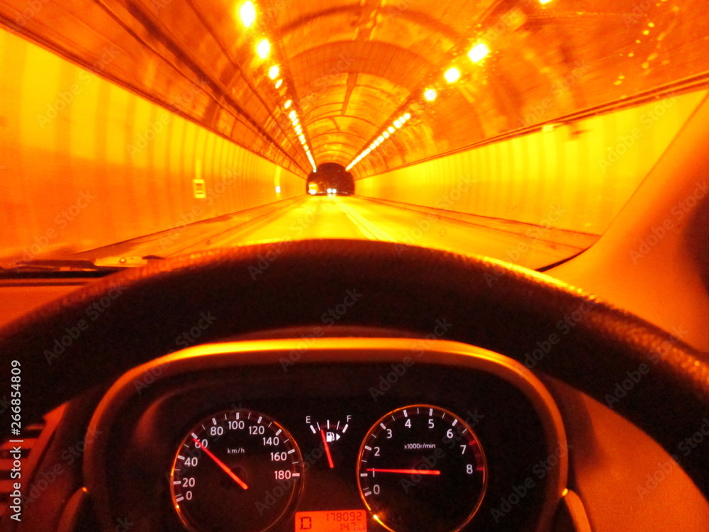 明るいトンネル