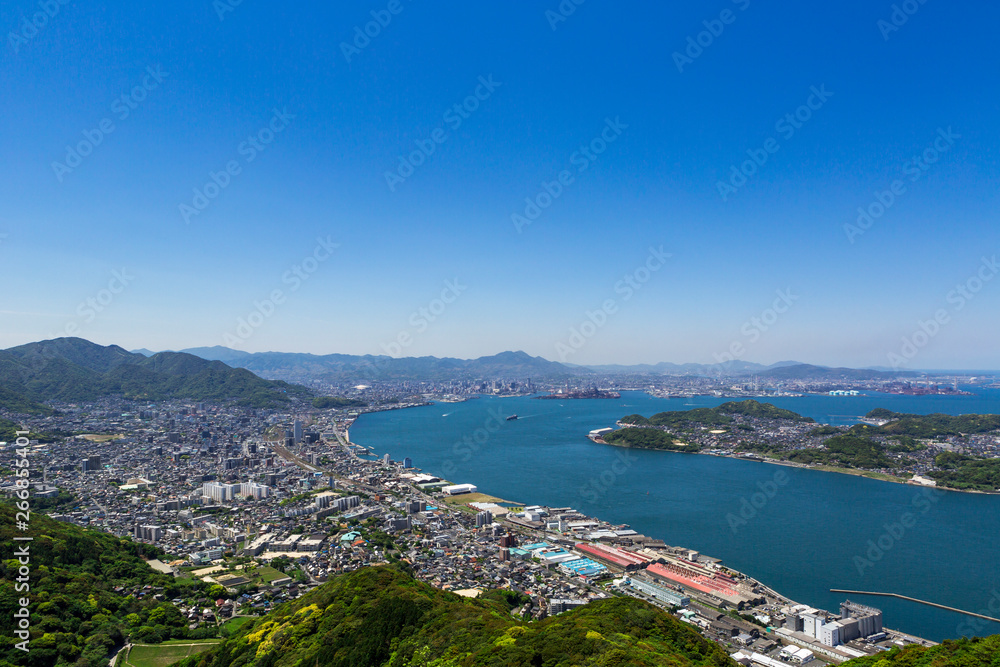 風頭から見た、五月晴れの関門海峡と北九州市街地と彦島