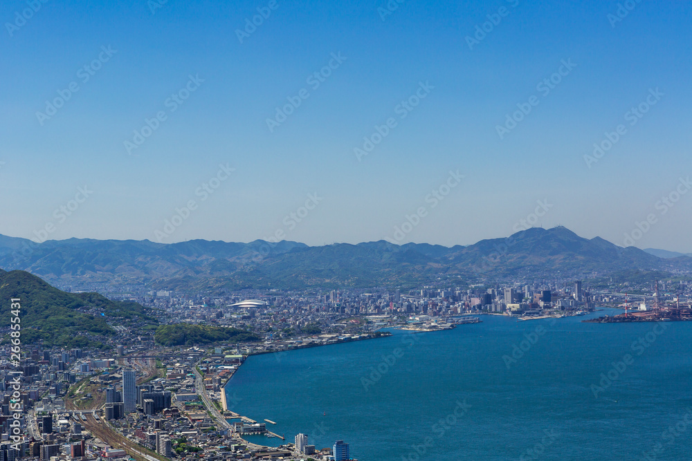 風頭から見た、晴天の関門海峡と北九州市街地