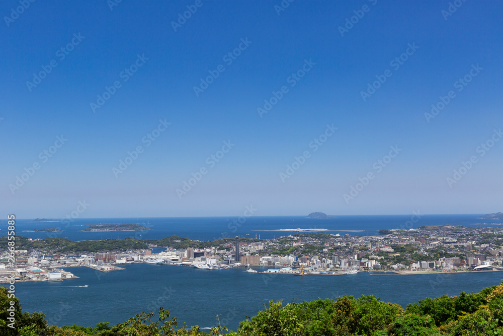 風頭から見た、五月晴れの関門海峡と日本海と下関市街地