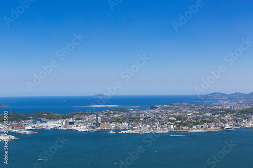 Fototapeta Naklejka Na Ścianę i Meble -  風頭から見た、五月晴れの関門海峡と日本海と下関市街地