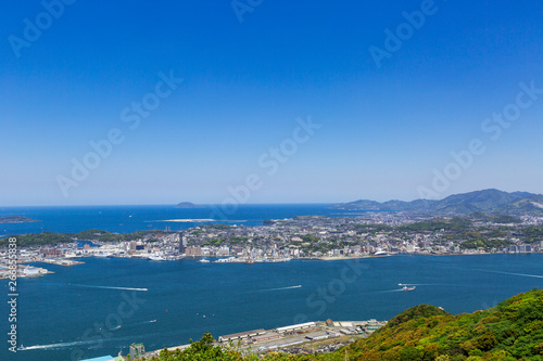 風頭から見た、五月晴れの関門海峡と日本海と下関市街地 © area1964