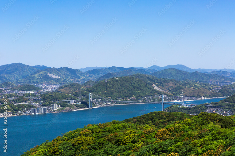 風頭から見た、五月晴れの関門海峡と関門橋と下関市街地