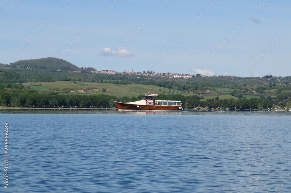 Battello turistico sul lago di Bolsena