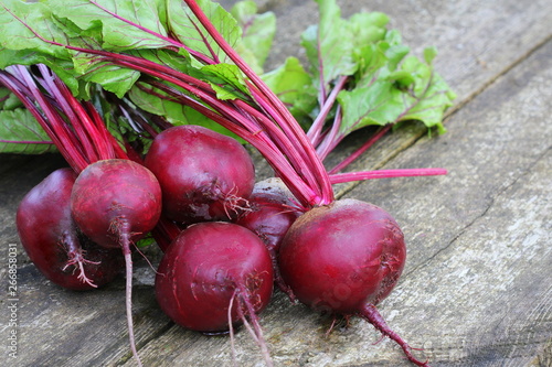 Papier peint Fresh beetroot on rustic wooden background
