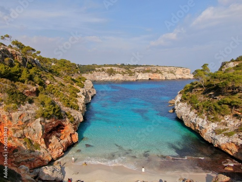 playa de Mallorca con aguas cristalinas de color turquesa concepto de vacaciones verano y viajar © Enrique