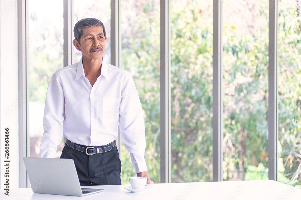 Fototapeta premium Asian Business old man in the meeting room at the office