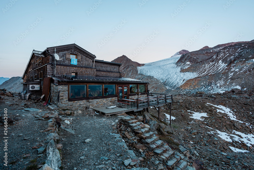 Similaunhütte mit Gletscher in der Dämmerung