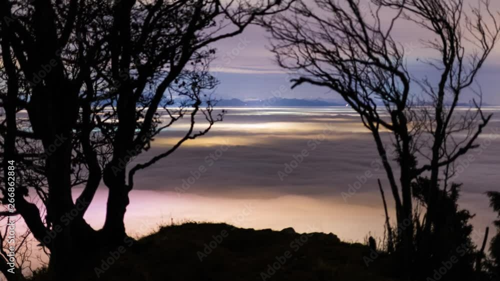 Timelapse de la mer de brouillard sur la plaine, depuis le Jura. Timelapse de la mer de brouillard sur la plaine, depuis le Jura.