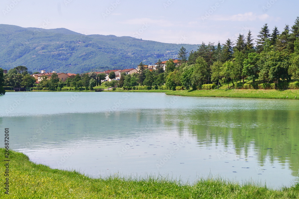 Fototapeta premium Montelleri lake, Vicchio, Tuscany, Italy