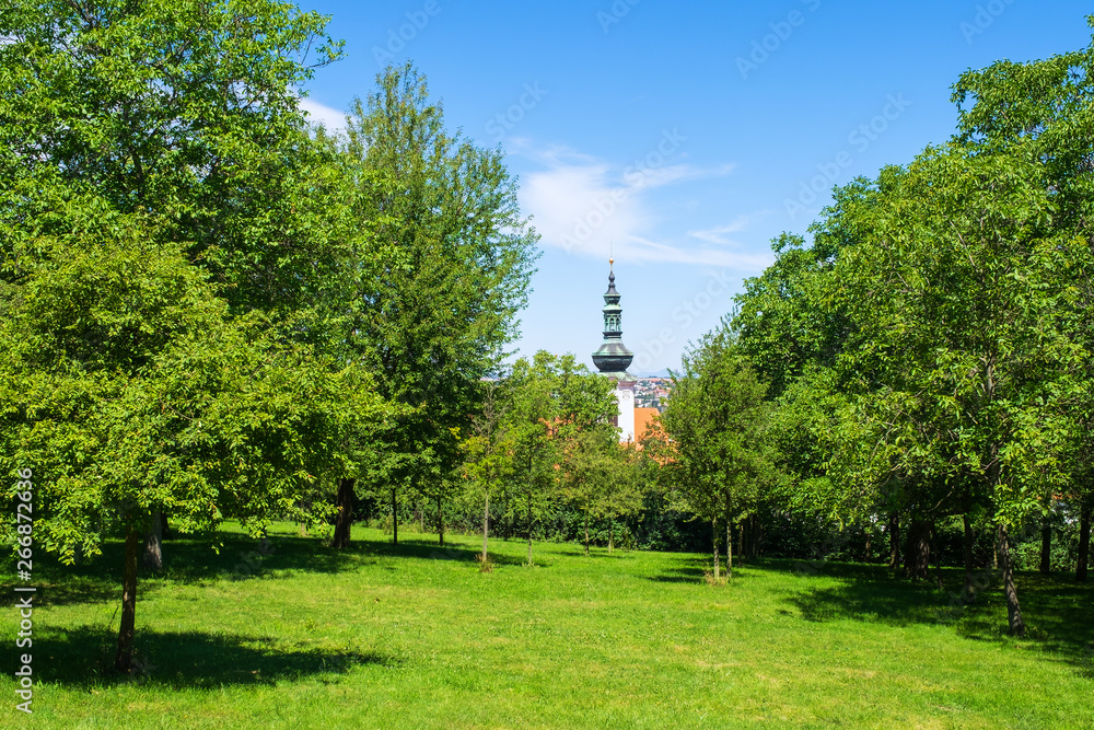 Fototapeta premium Blick auf die Türme der Kirche des Klosters Strahov in Prag/Tschechische Republik