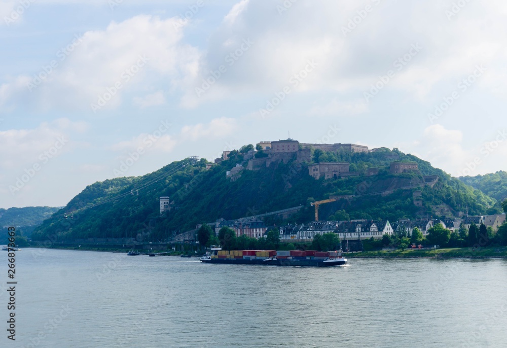 Containerschiff vor Festung Ehrenbreitstein Koblenz