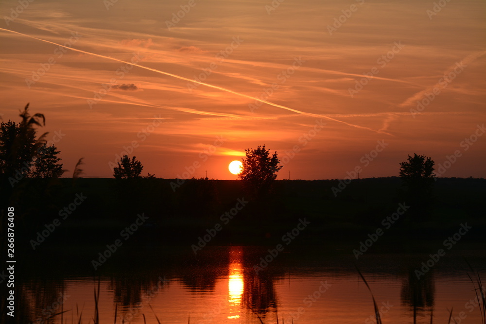 Obraz premium sunset on the lake