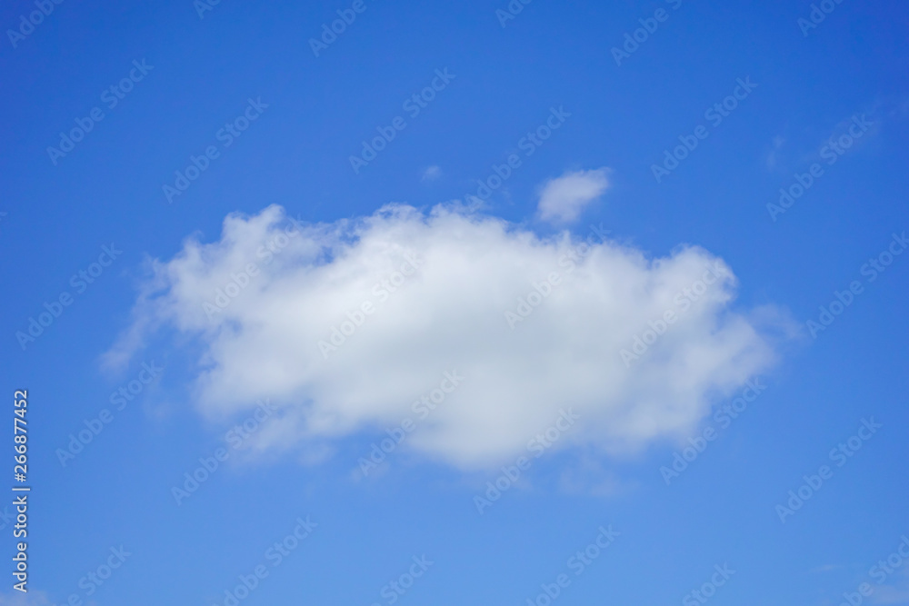 Obraz premium Błękitne niebo i chmury