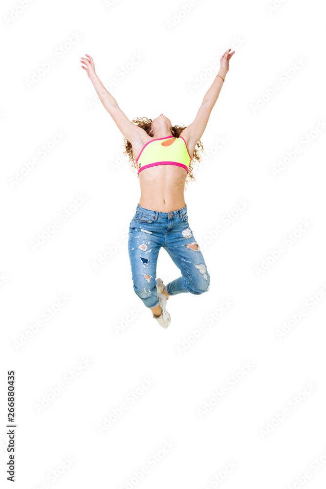 Frau mit lockigem Haar die vor Freude einen Luftsprung macht