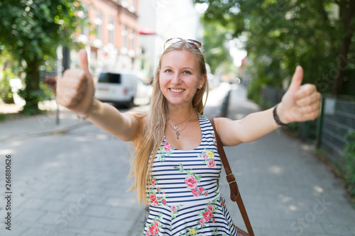 Billede på lærred junge sympathische Frau im Sommerkleid